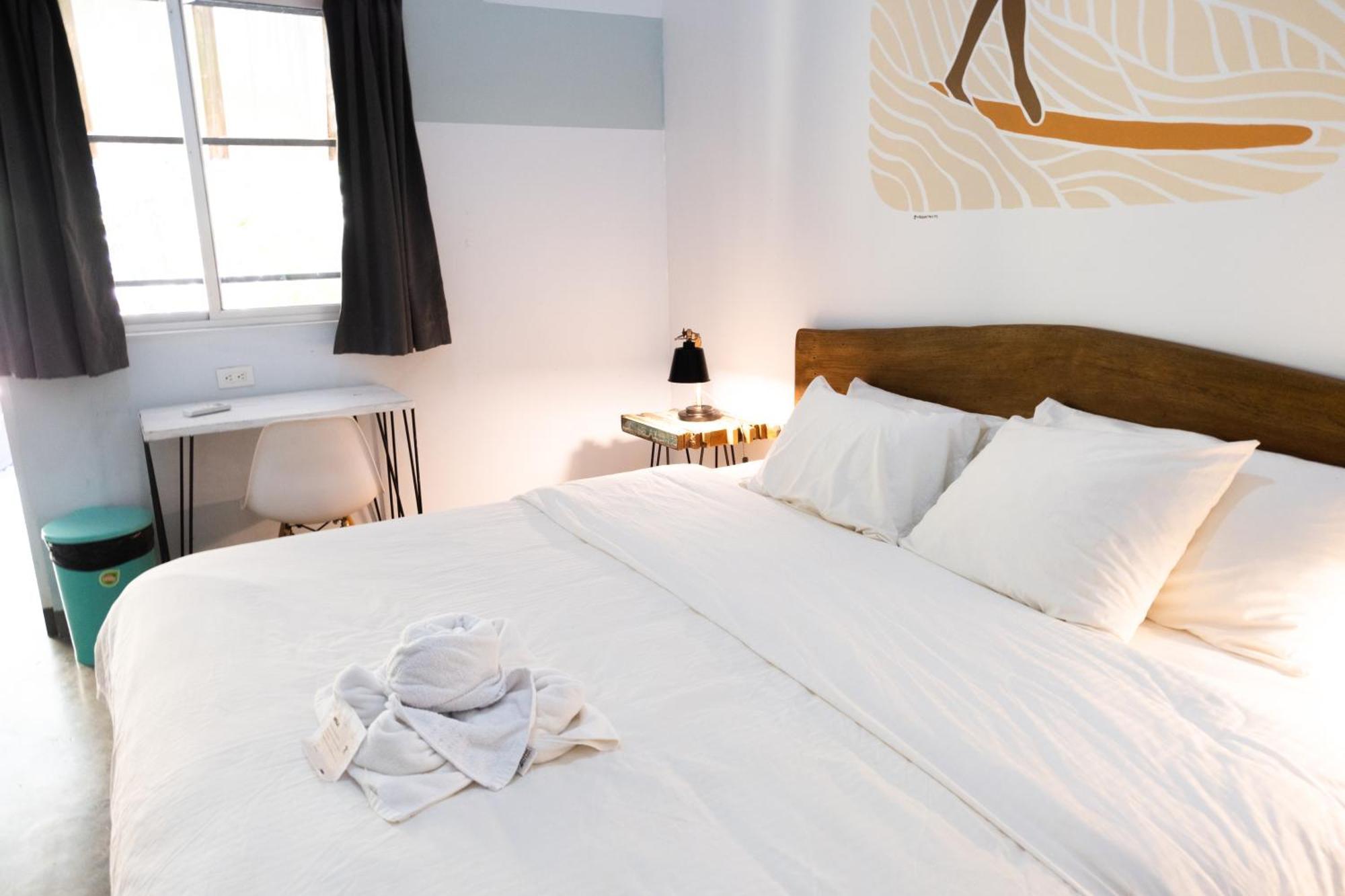 Zimmer mit Kingsize-Bett und Balkon